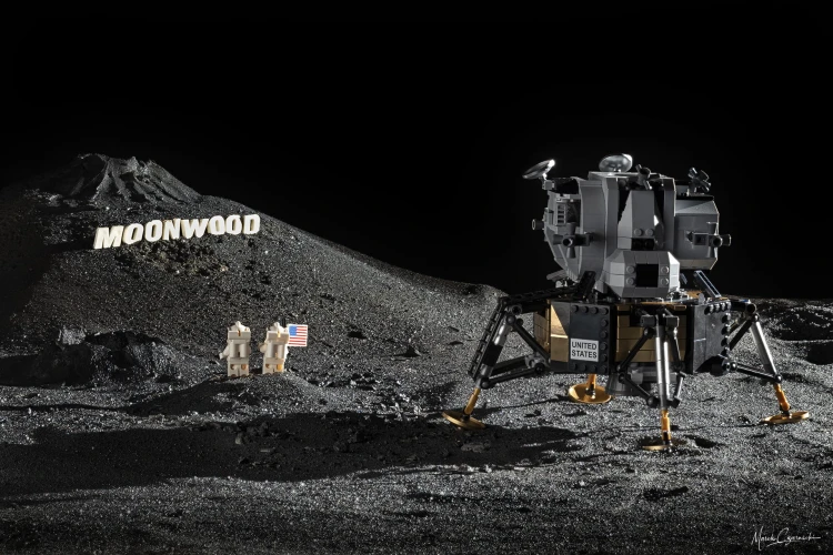 Apollo 11 - fotografia poświęcona misji kosmicznej, której głównym celem było pierwsze lądowanie człowieka na Księżycu. Misja Apollo trwała w latach 1969-1972. Cykl fotografii powstał w latach 2019-2022 w 40 rocznicę wyprawy na księżyc.